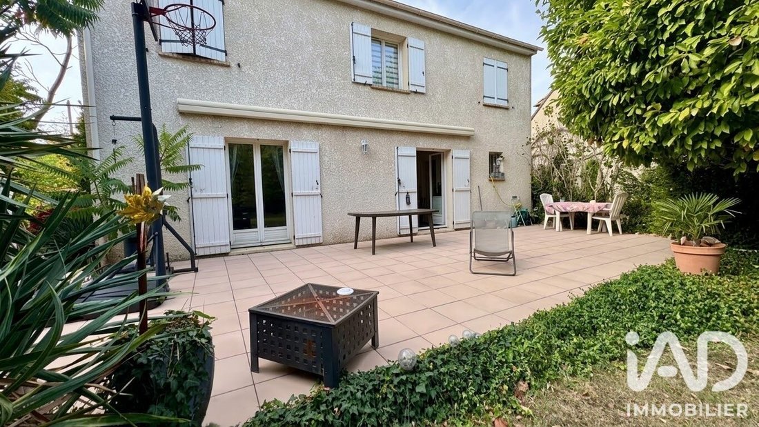 House in Mandres-les-Roses, Ile-de-France, France 1 - 18992363