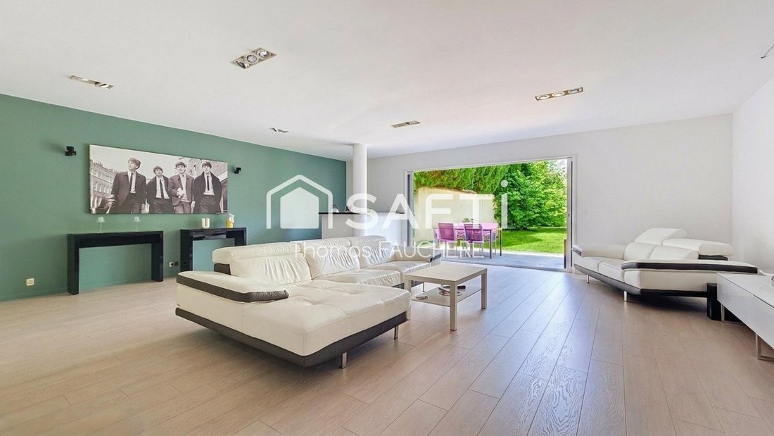 House in Neuilly-Plaisance, Ile-de-France, France 1 - 18489324