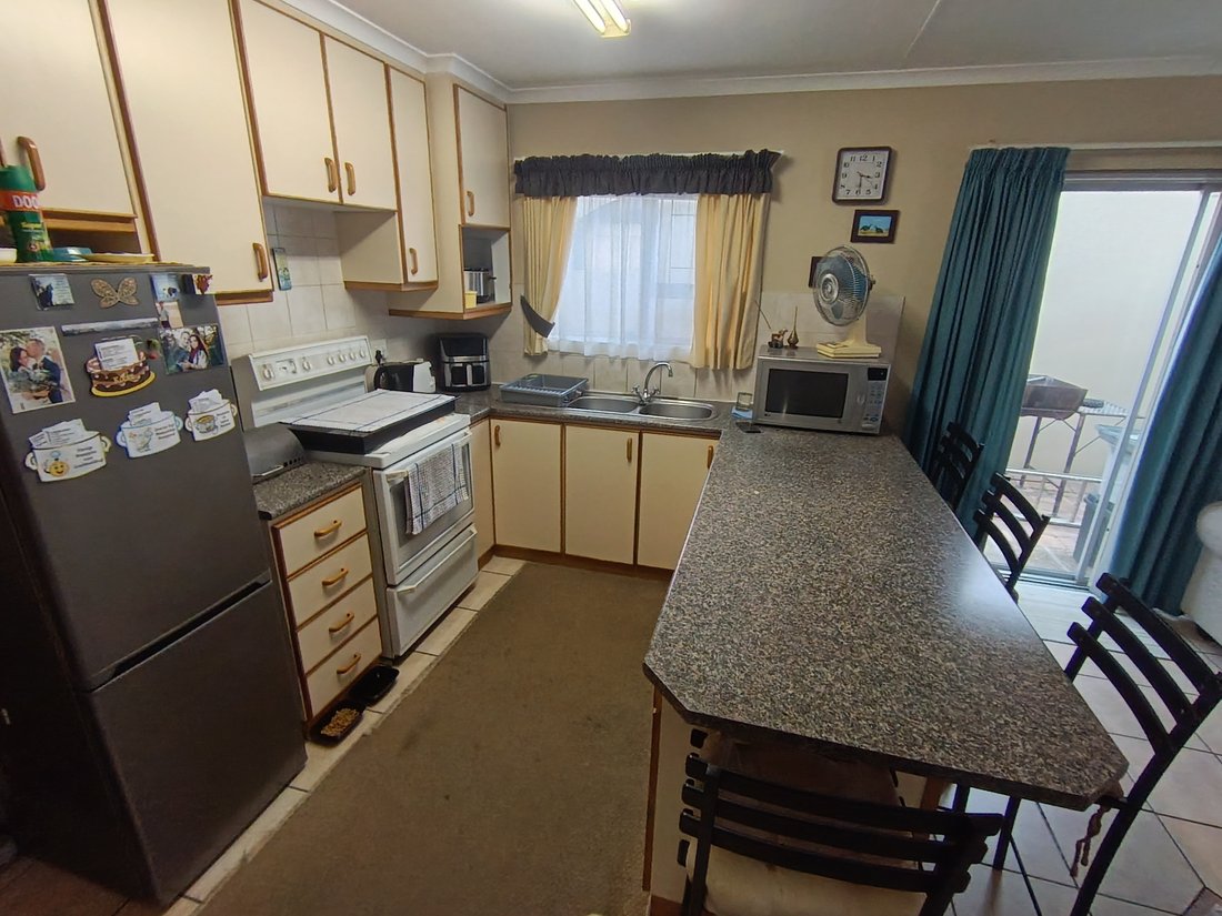 House in Pine Acres, Helderberg, Cape Town 4 - 18994341