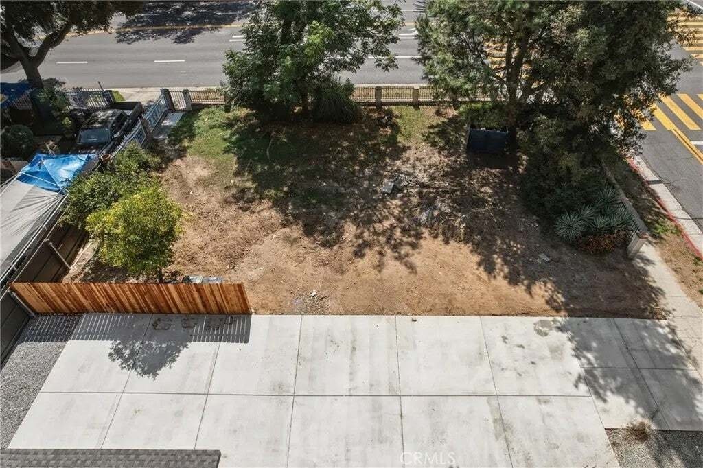 Altadena, California, United States 4 - 18995838