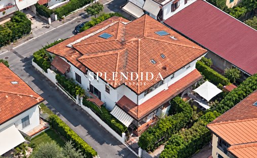 Country House in Vittoria Apuana, Forte dei Marmi, Tuscany 1