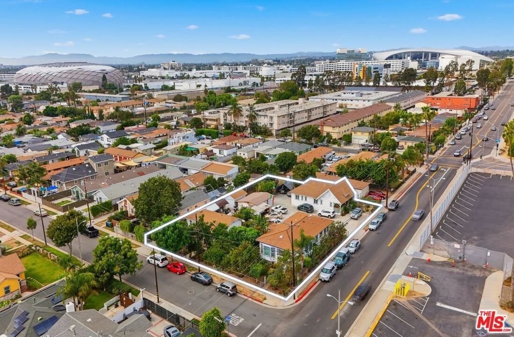 Inglewood, California, United States 1 - 18995298