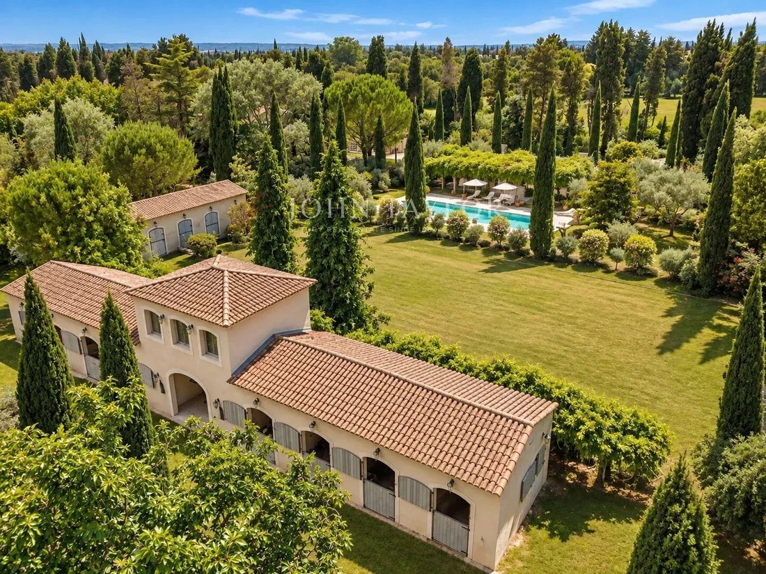 Estate in Eygalières, Provence-Alpes-Côte d'Azur, France 1 - 18316685