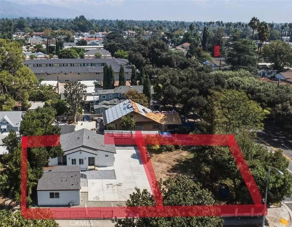 Altadena, California, United States 2 - 18995838