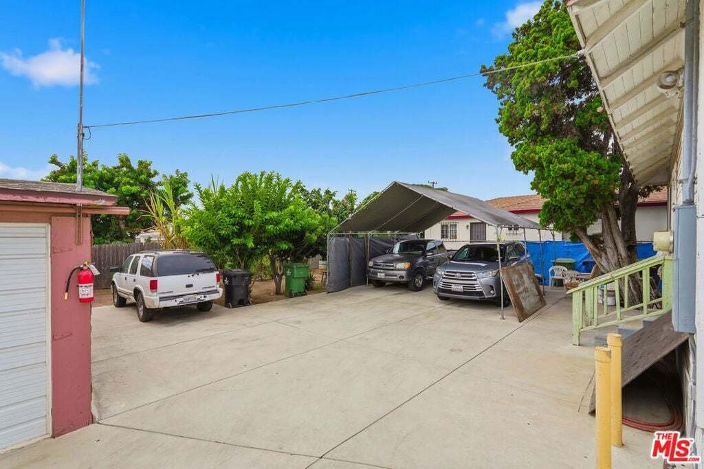 Inglewood, California, United States 5 - 18995298