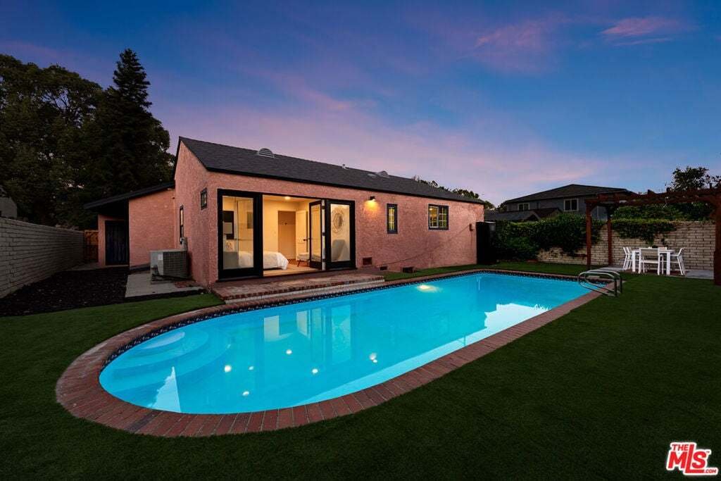 House in Burbank, California, United States 4 - 18995311