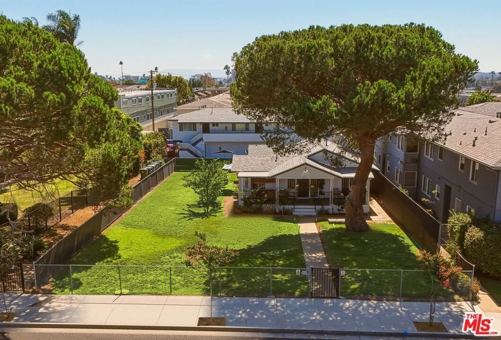 Inglewood, California, United States 1 - 18995296