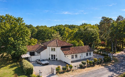 Villa in Bourg-du-Bost, Nouvelle-Aquitaine, France 1