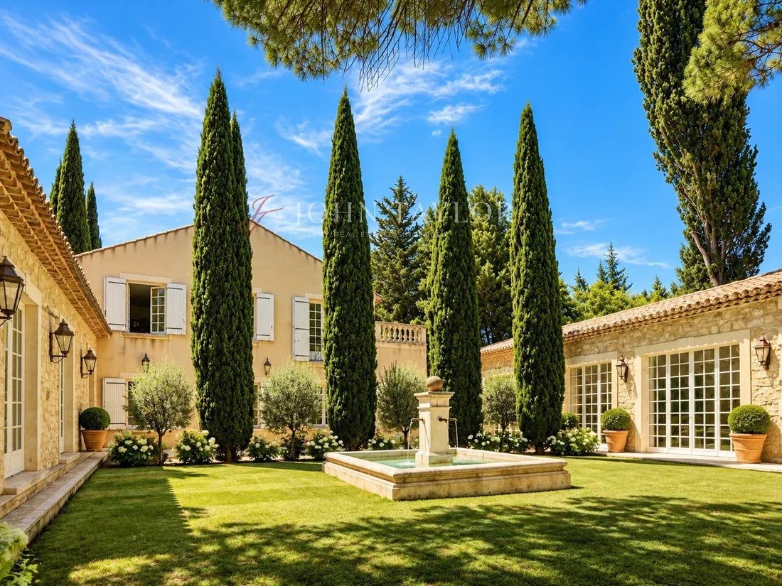 Estate in Eygalières, Provence-Alpes-Côte d'Azur, France 4 - 18316685
