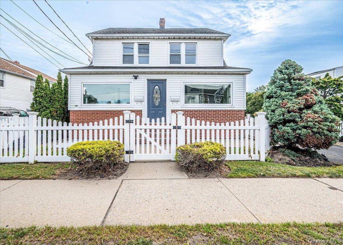 House in East Meadow, New York, United States 1 - 18912924
