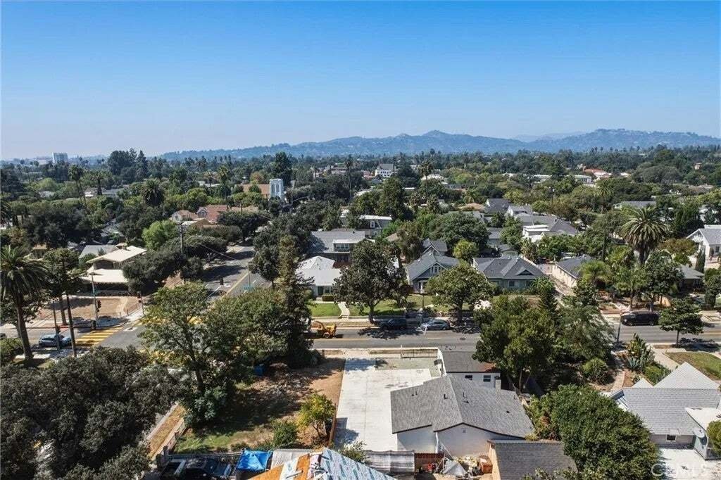 Altadena, California, United States 3 - 18995838