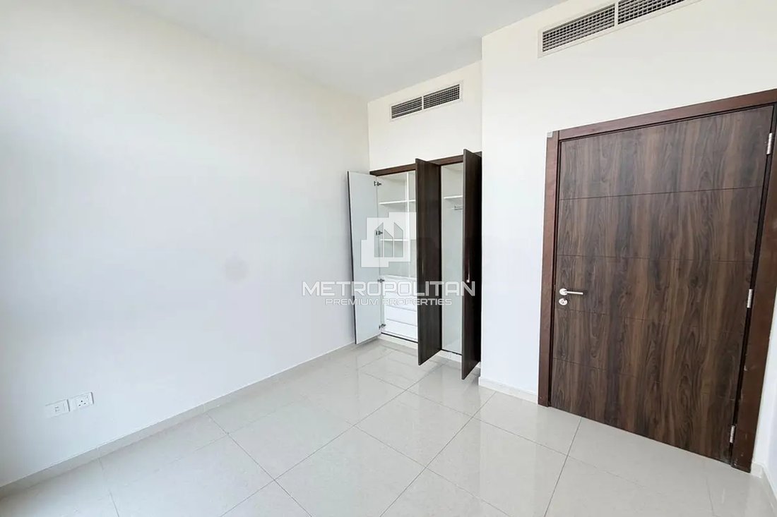 Townhouse in Damac Hills 2, Dubai, United Arab Emirates 4 - 18994329