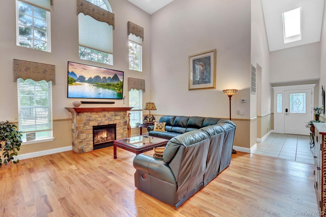Condo in Mount Sinai, New York, United States 3 - 18996375