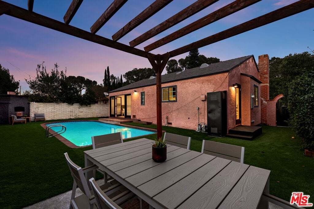 House in Burbank, California, United States 3 - 18995311
