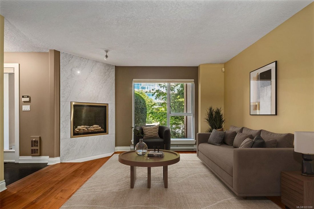 Townhouse in Victoria, British Columbia, Canada 4 - 18996898