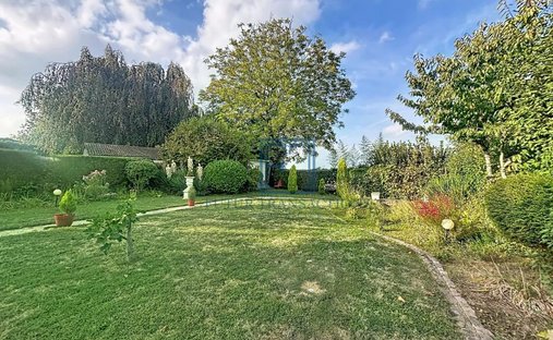 House in Le Tremblay-sur-Mauldre, Ile-de-France, France 1