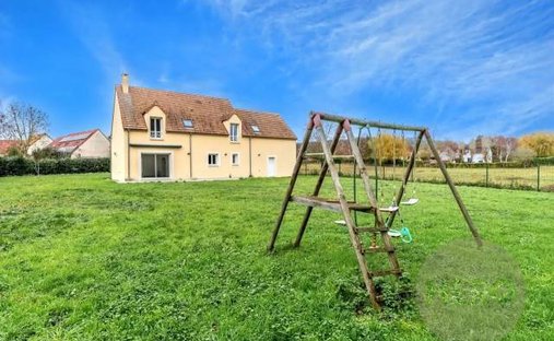 House in La Queue-les-Yvelines, Ile-de-France, France 1