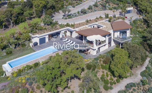 Estate in La Croix-Valmer, Provence-Alpes-Côte d'Azur, France 1
