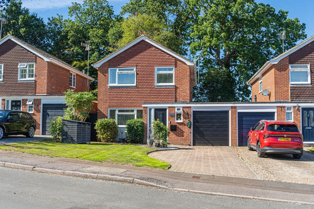 House in Haywards Heath, England 1 - 18994081
