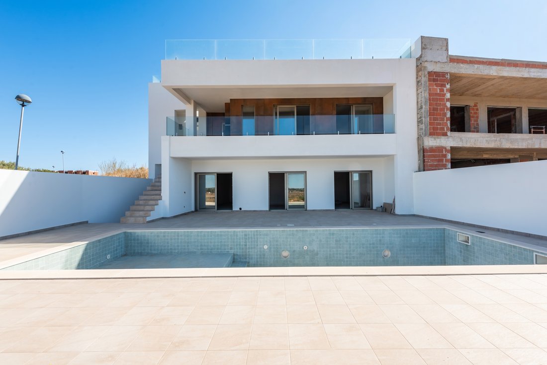 Villa in Mexilhoeira Grande, Algarve, Portugal 1 - 18996497