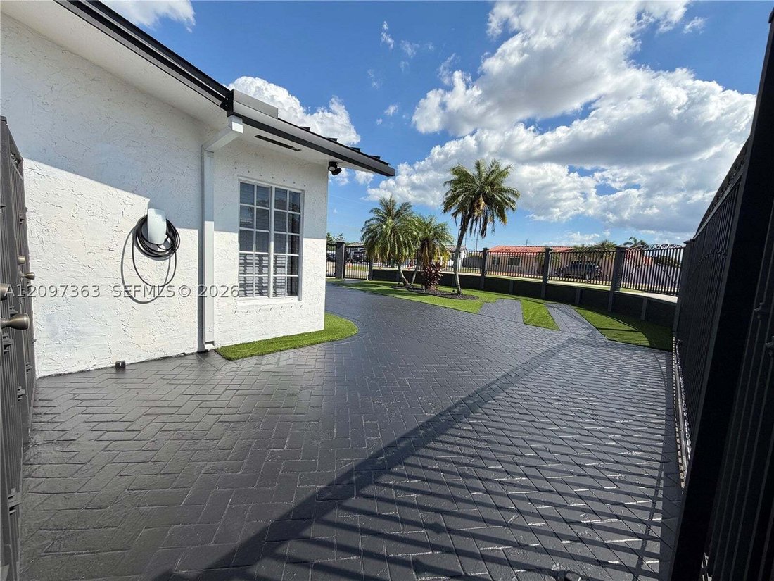 House in Miami, Florida, United States 5 - 18995698