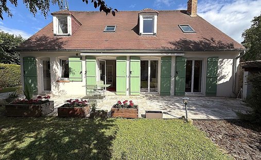 House in Montfort-l'Amaury, Ile-de-France, France 1