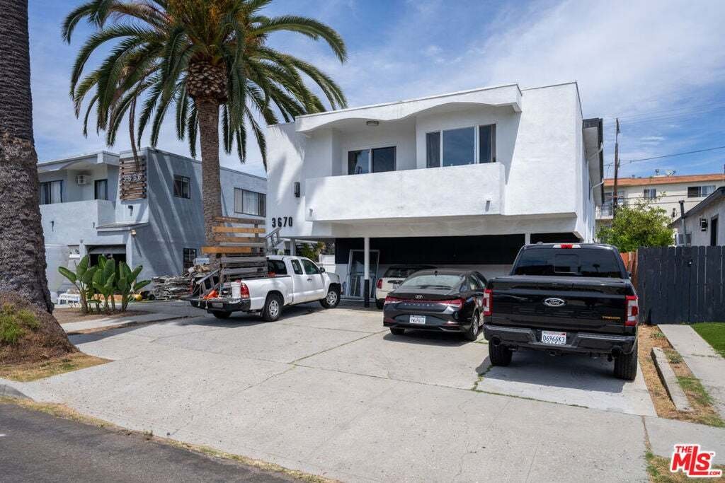 Los Angeles, California, United States 2 - 18995314