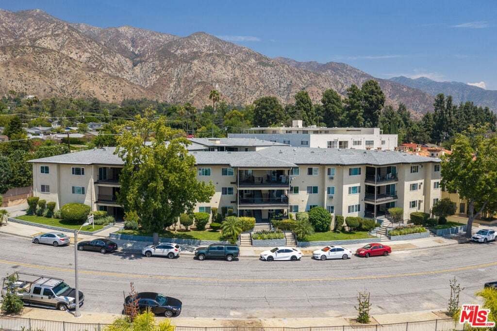 Altadena, California, United States 1 - 18995307