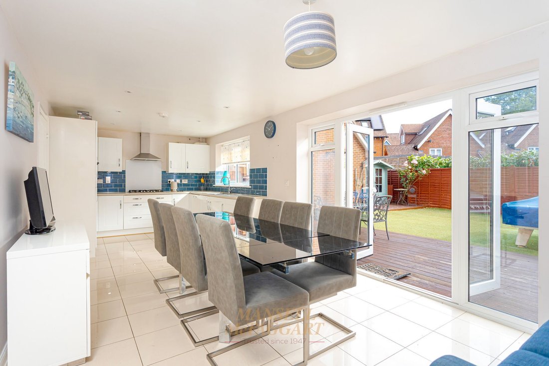 House in Horley, England 2 - 18994202