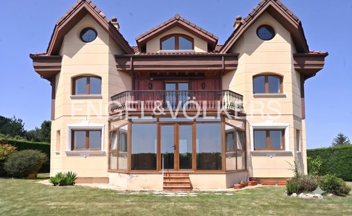 House in Santa Cruz de Bezana, Cantabria, Spain 1