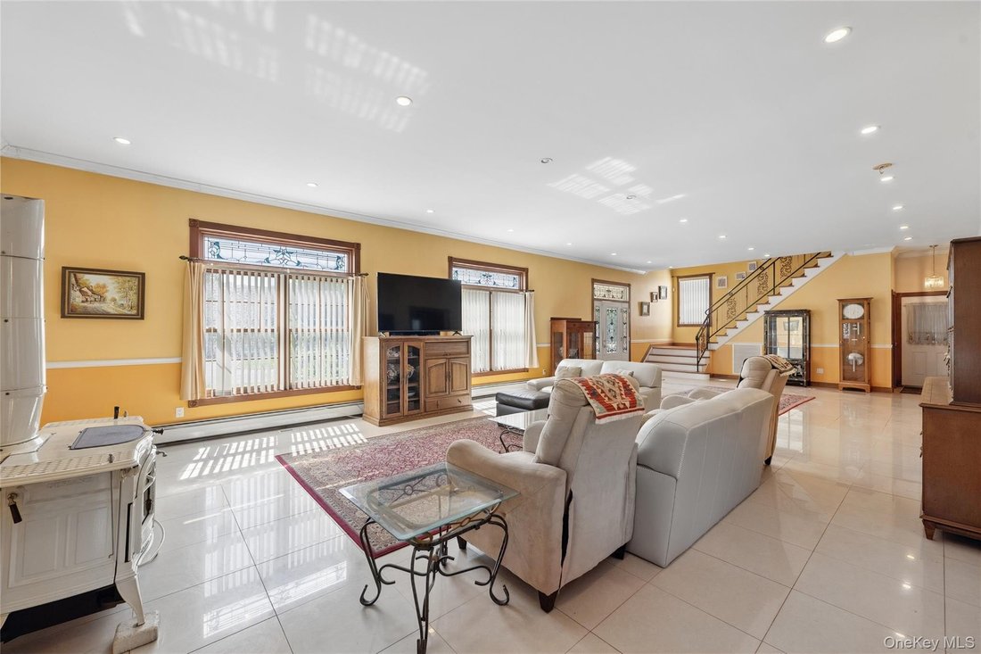 House in Lake Ronkonkoma, New York, United States 4 - 18994750