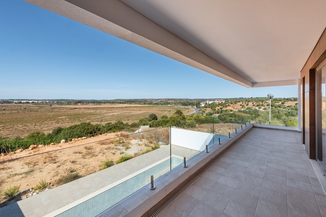 Villa in Mexilhoeira Grande, Algarve, Portugal 2 - 18996497