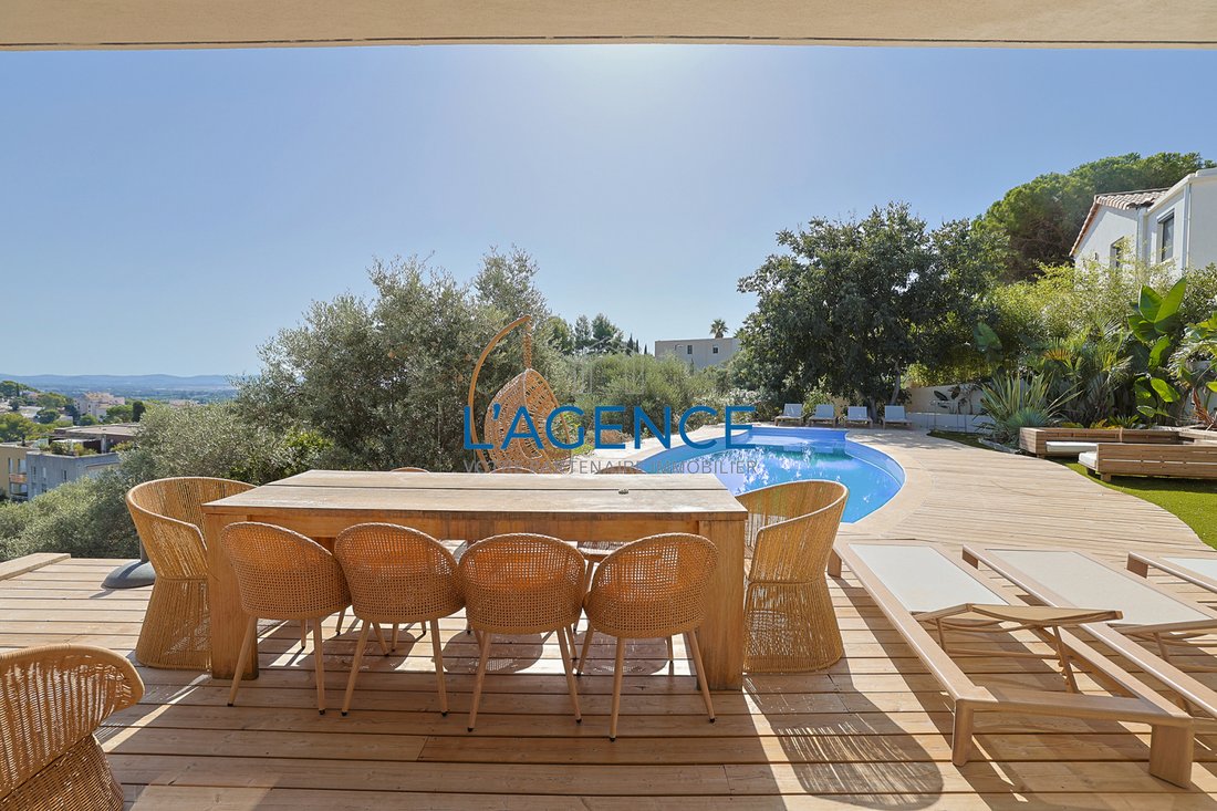 Villa in Hyeres, Provence-Alpes-Côte d'Azur, France 1 - 18996454