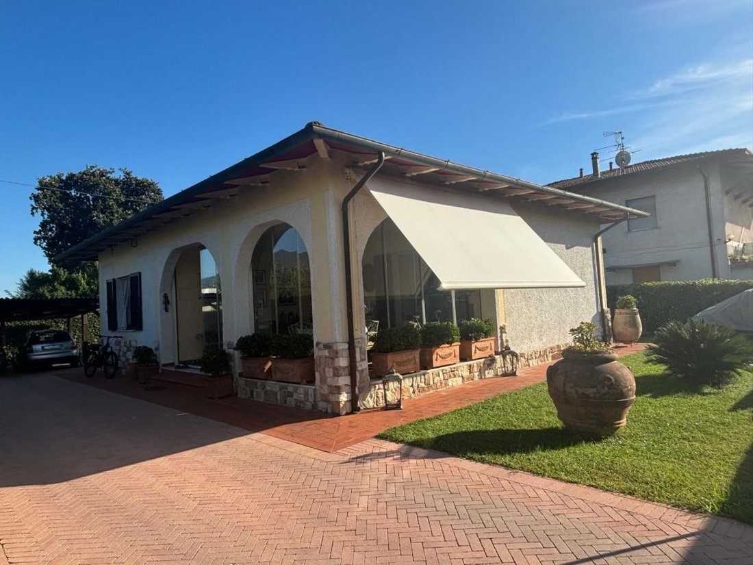 Villa in Centro, Massa, Italy 1 - 18995388