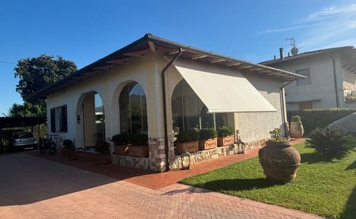 Villa à Marina di Massa Centre, Massa, Italie 1