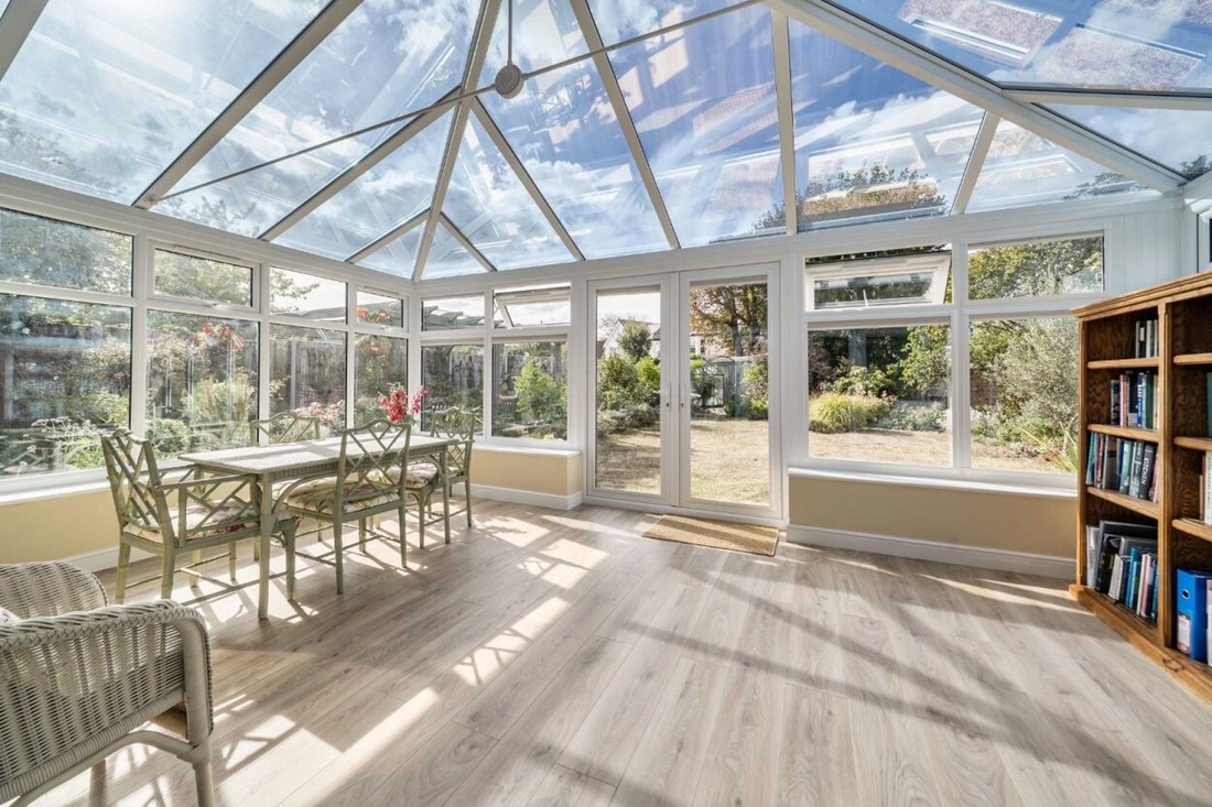 Bungalow in Datchet, England 3 - 18998365