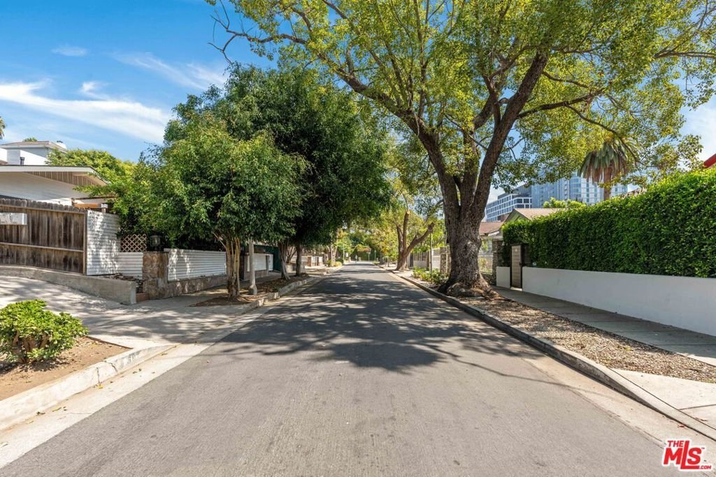 Los Angeles, California, United States 3 - 18998426