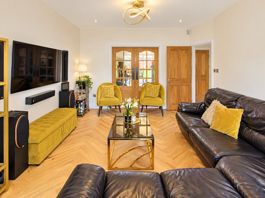 House in Hounslow, England 2 - 13957119