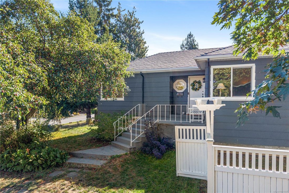 House in Saanich, British Columbia, Canada 2 - 18998925