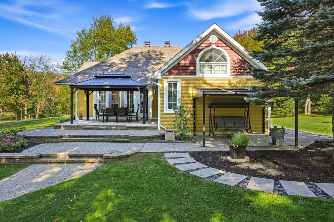 House in Lac-Brome, Quebec, Canada 2 - 18998960
