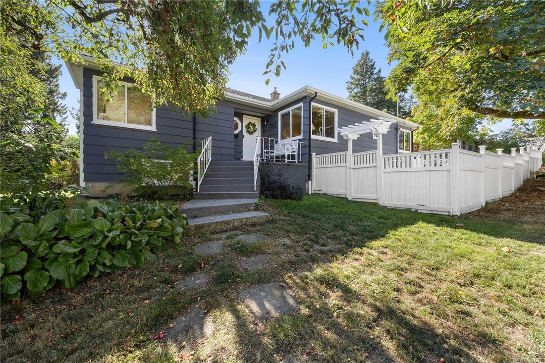 House in Saanich, British Columbia, Canada 1 - 18998925