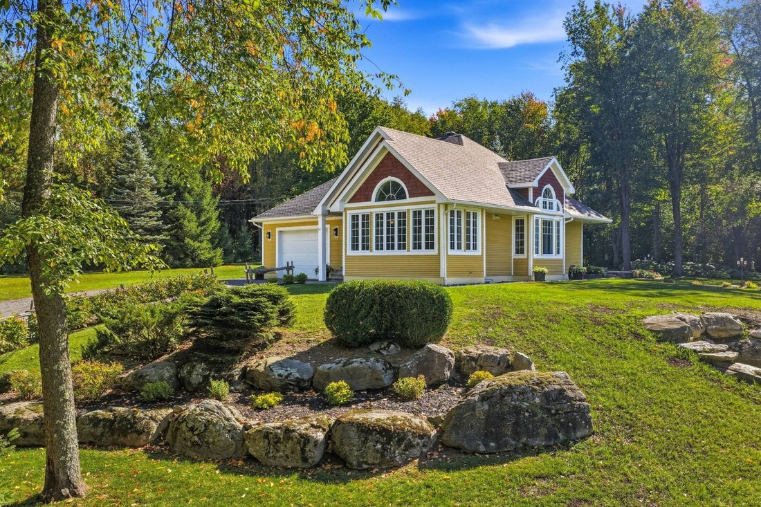 House in Lac-Brome, Quebec, Canada 1 - 18998960