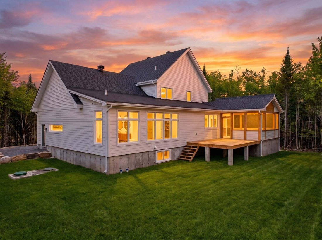 House in Sainte-Anne-des-Lacs, Quebec, Canada 3 - 18160463