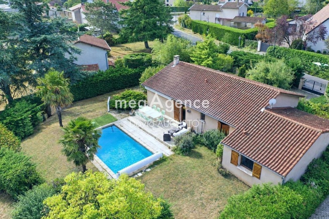Villa in La Tour-de-Salvagny, Auvergne-Rhône-Alpes, France 1 - 18999029