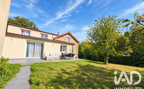 House in Haut Pays, Villeneuve-le-Roi, France 1