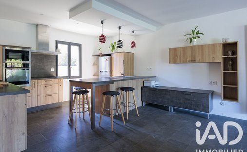Maison à Saint-Genis-les-Ollières, Auvergne-Rhône-Alpes, France 1