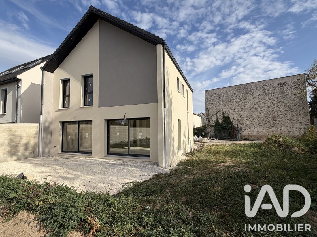 House in Serris, Ile-de-France, France 1 - 18999855