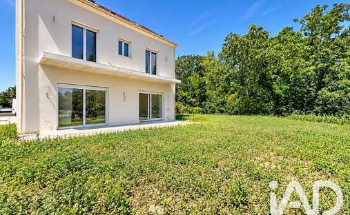 House in Bas, Maule, France 1
