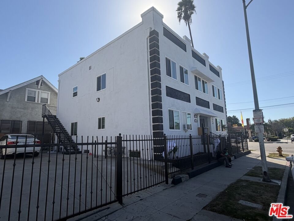 Los Angeles, California, United States 3 - 19003272