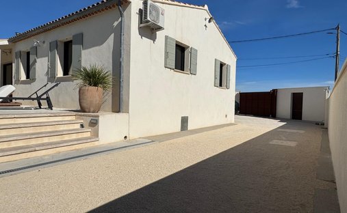 House in Exterieur, Bedarrides, France 1